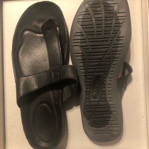 New in box black keen sandals